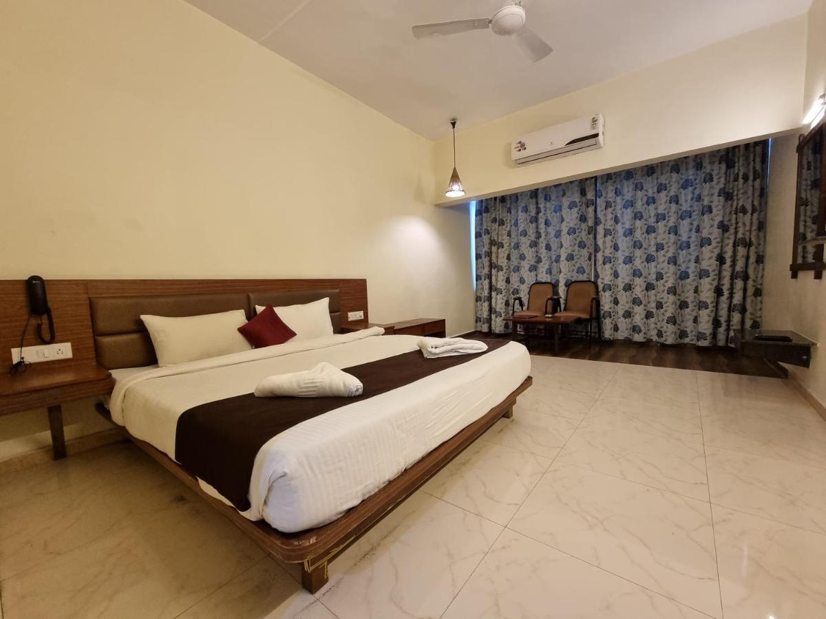 Hotel Lions Den 로나발라 외부 사진