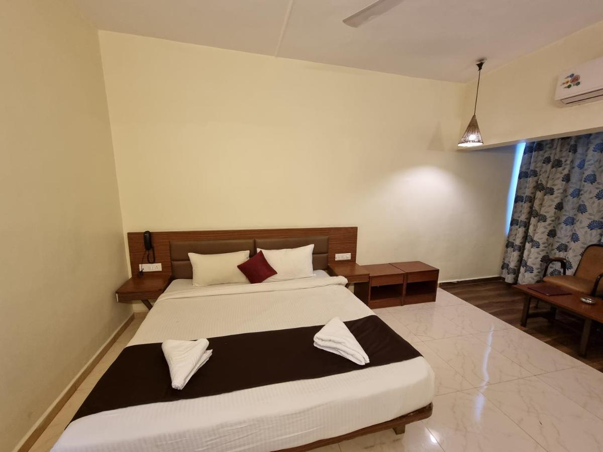 Hotel Lions Den 로나발라 외부 사진