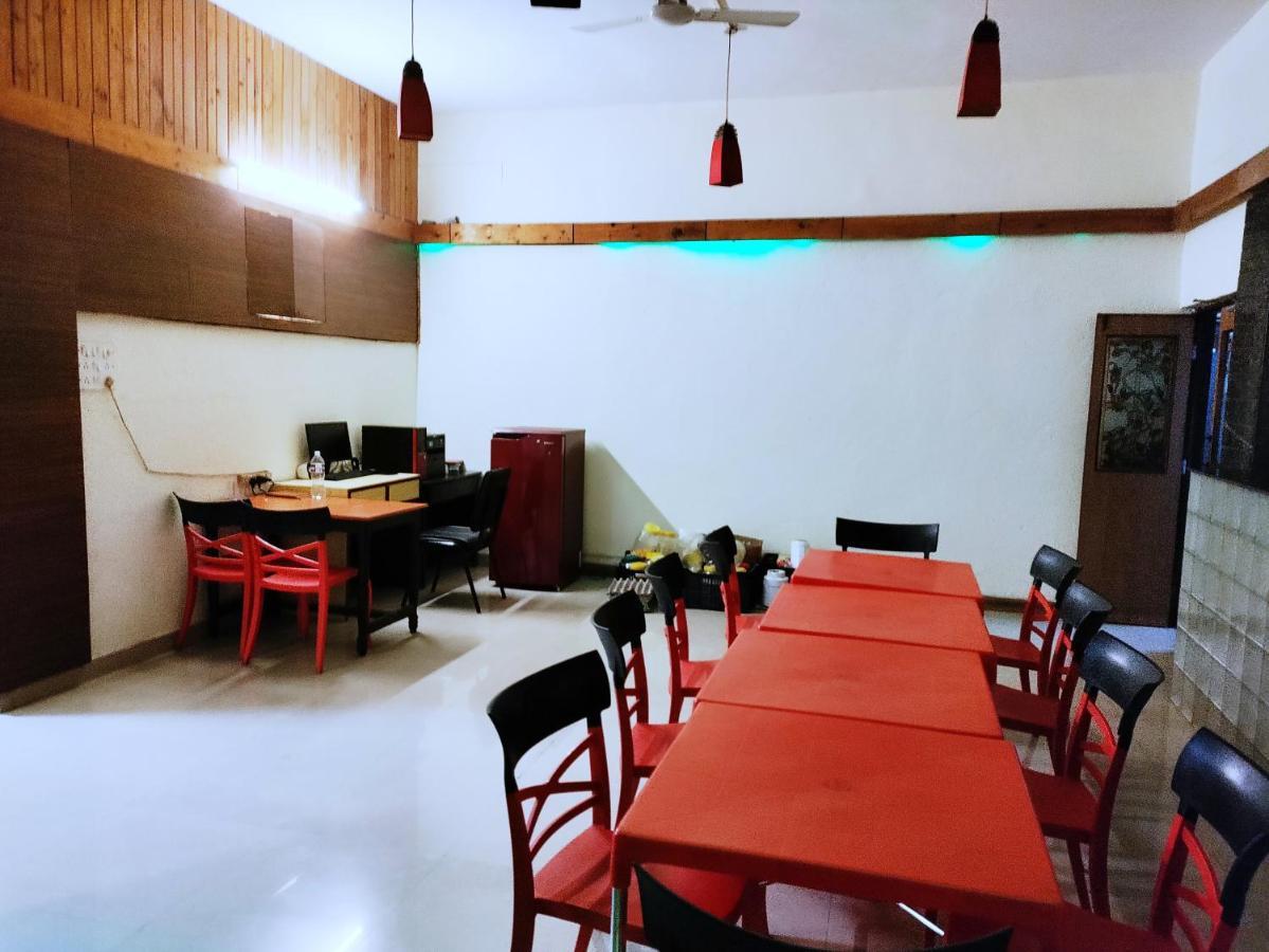 Hotel Lions Den 로나발라 외부 사진