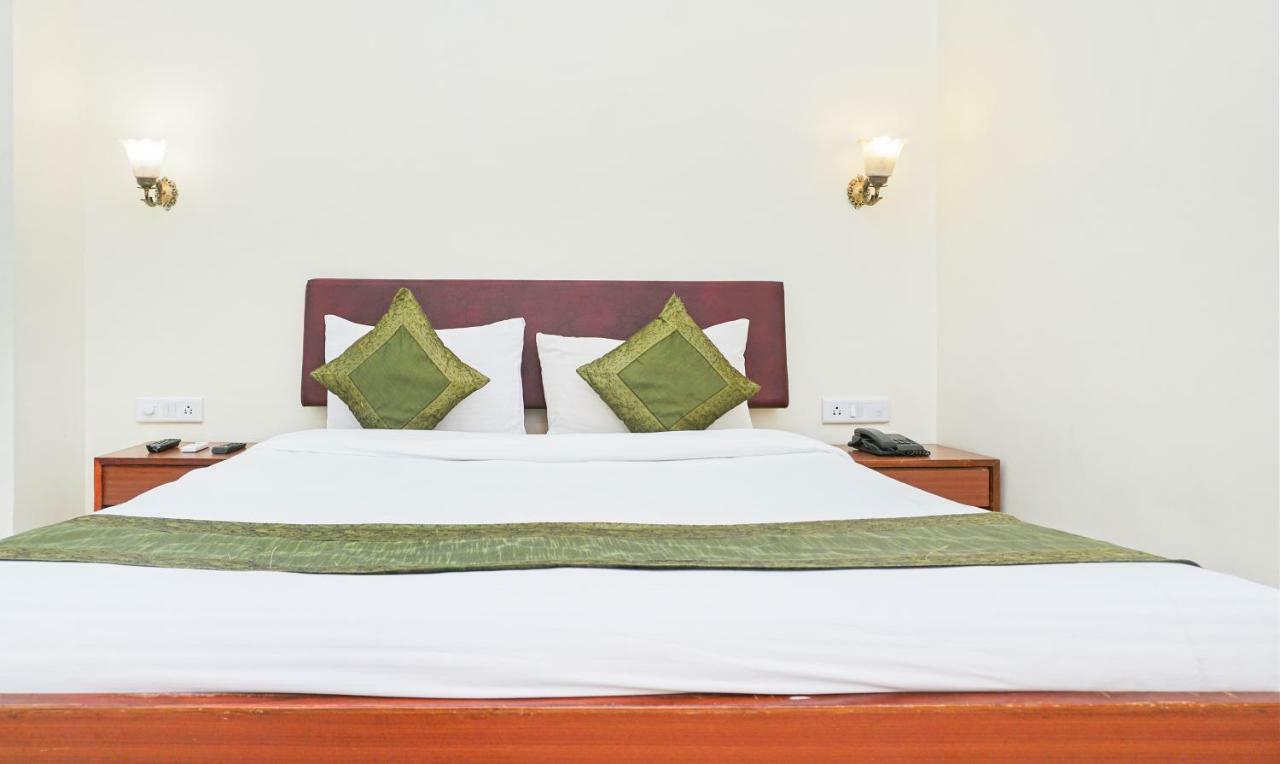 Hotel Lions Den 로나발라 외부 사진
